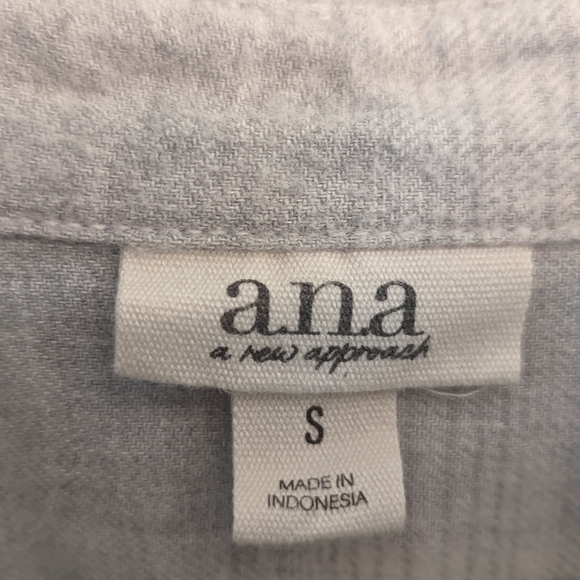 NWOT A new approach button down light grey and white flannel. 100% cotton. Sml - Picture 2 of 5